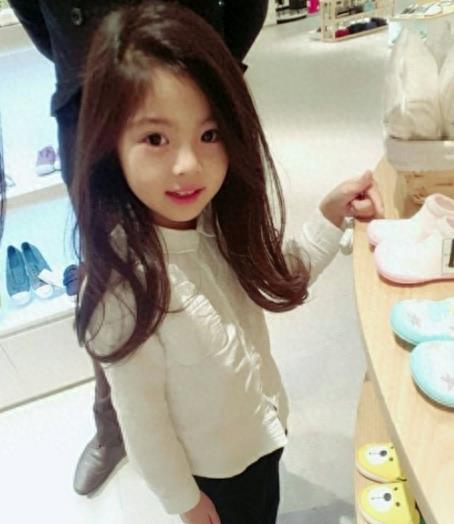 韩国最美最红小女孩，美到你赞不绝口，爸妈基因太强大了