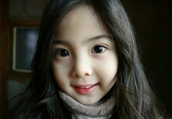 韩国最美最红小女孩，美到你赞不绝口，爸妈基因太强大了