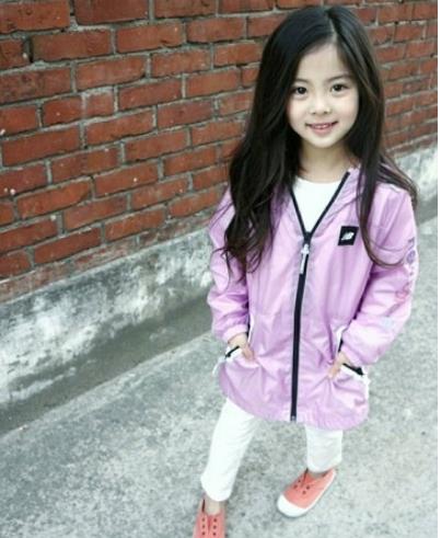 韩国最美最红小女孩，美到你赞不绝口，爸妈基因太强大了