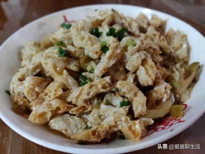 ​凉拌烤麸这样做，松软Q弹又好吃，2块做一盘，简单一拌香到舔舌