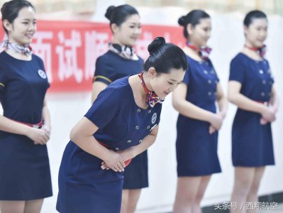 ​空姐一个月多少钱工资？