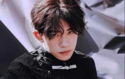 ​易烊千玺最爱的玩具轻松熊，竟然不是熊是秃头大叔，粉丝高兴坏了