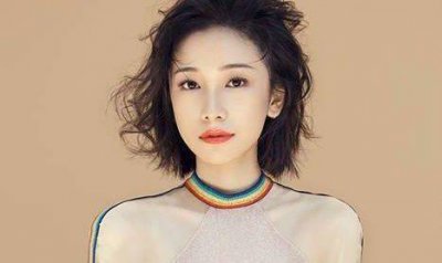 ​她才艺双全能弹会唱，相貌单纯养眼，自然不做作的姜梓新