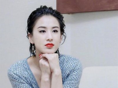 ​黄圣依童年照曝光 圆润小脸配乌黑大眼睛可爱极了