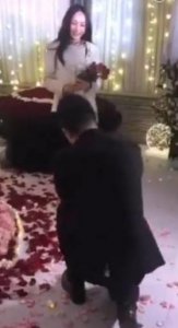 ​富二代酒店求婚姚笛成功，网友：马伊琍的微博评论厉害了