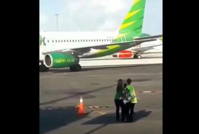 ​印尼女子错过登机，怒闯安检在跑道上疯狂追赶飞机，后来……