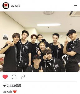 ​EXO张艺兴INS更新组合九人完美照 朴灿烈边伯贤同有爱手势