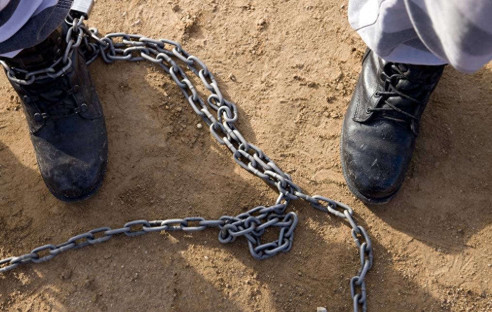 实拍美国女囚重刑犯,外出必须带脚镣,酷爱劳作