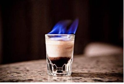 ​b52轰炸机鸡尾酒那色彩斑斓的颜色，层次分明的美感