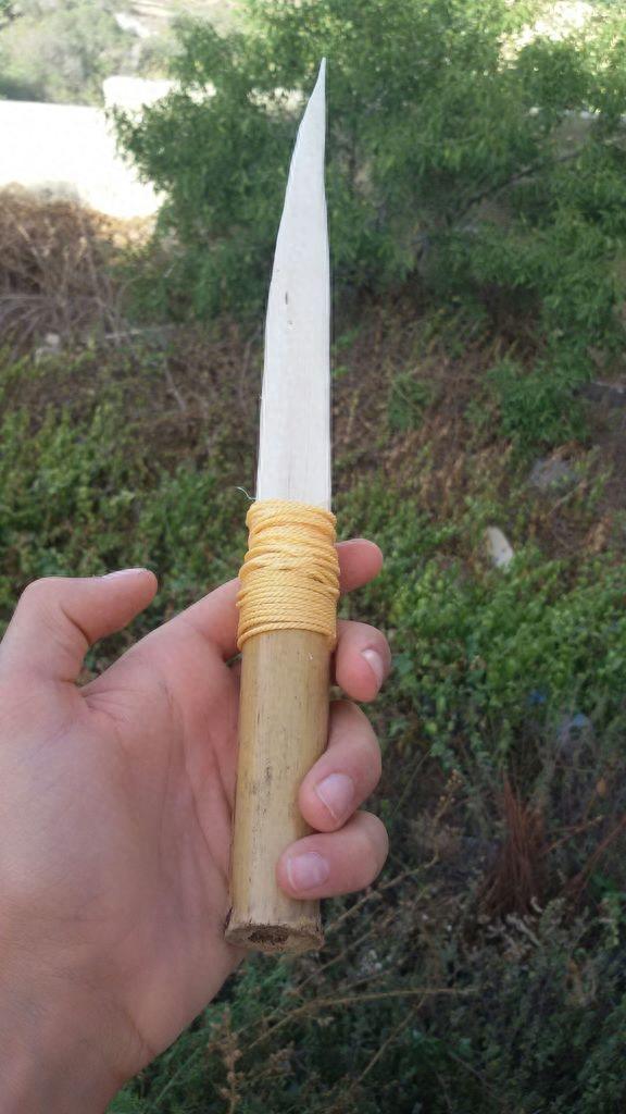 铁制刀具太过沉重？荒野达人教你自制防身木刀具