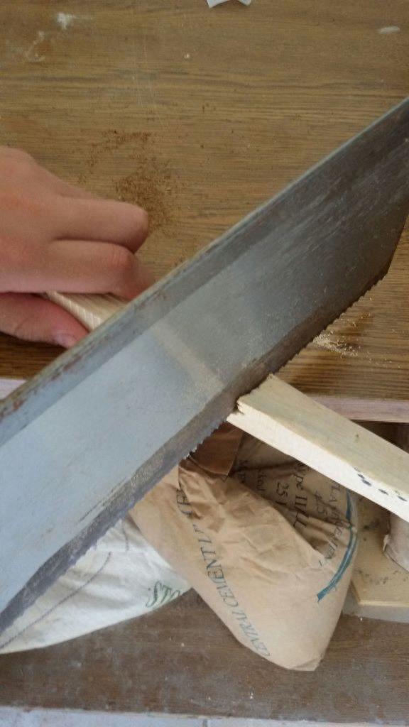 铁制刀具太过沉重？荒野达人教你自制防身木刀具