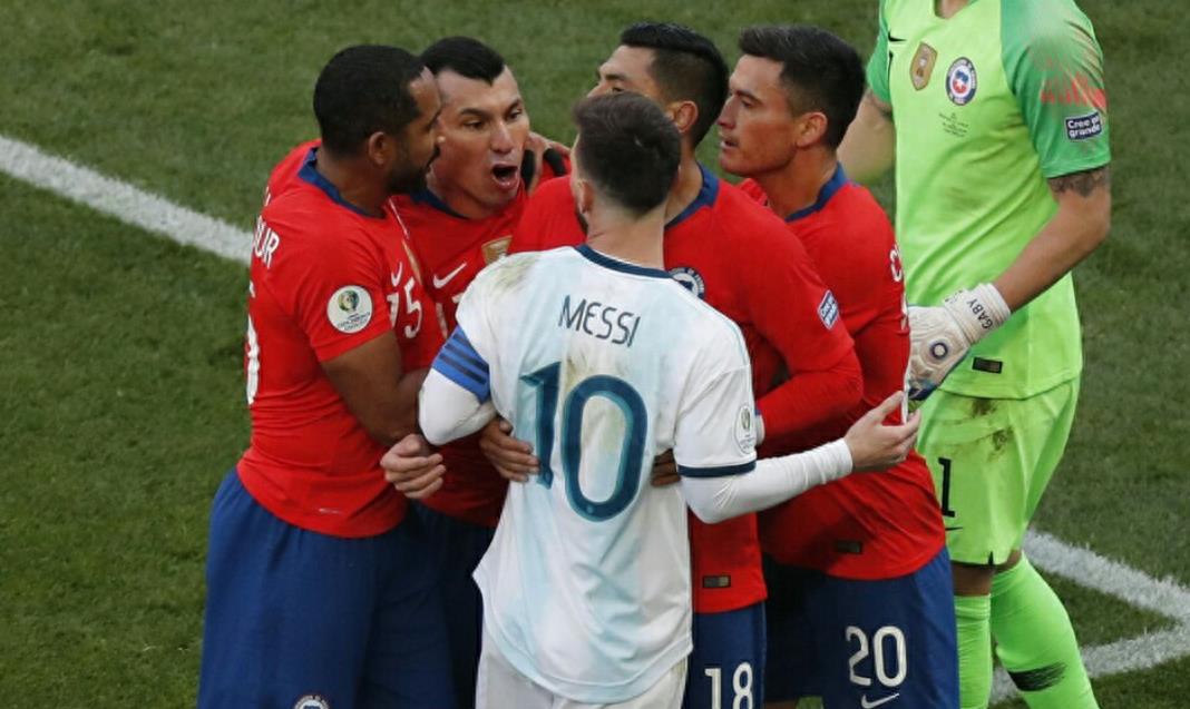 美洲杯三四名比赛中阿根廷球员梅西被主裁判红牌罚下