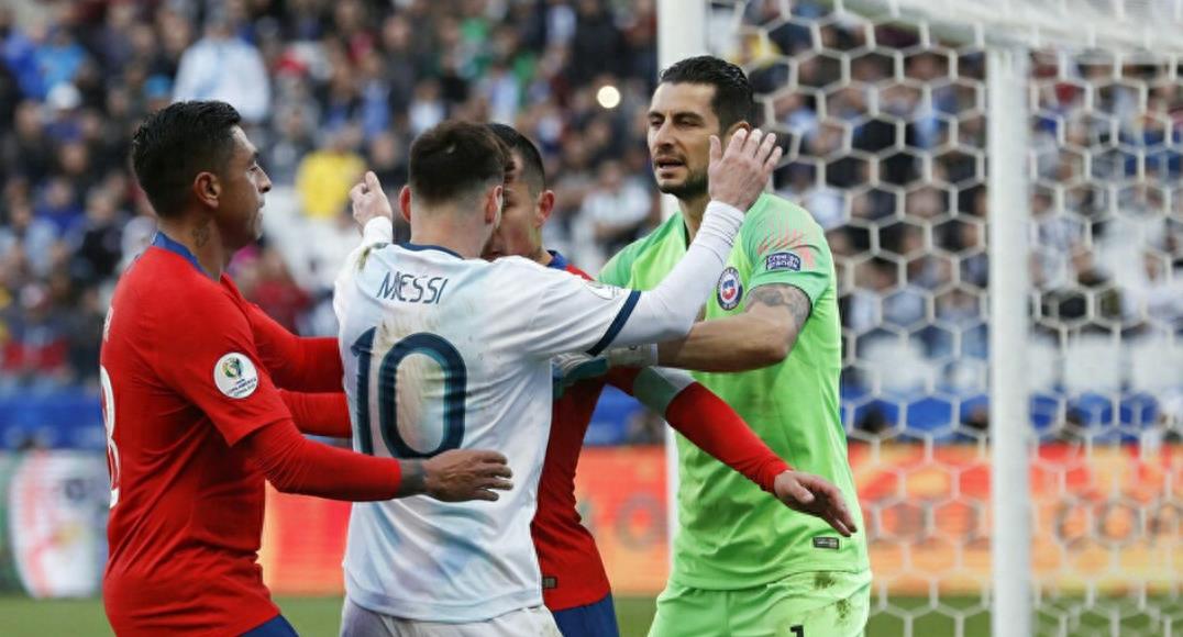 美洲杯三四名比赛中阿根廷球员梅西被主裁判红牌罚下