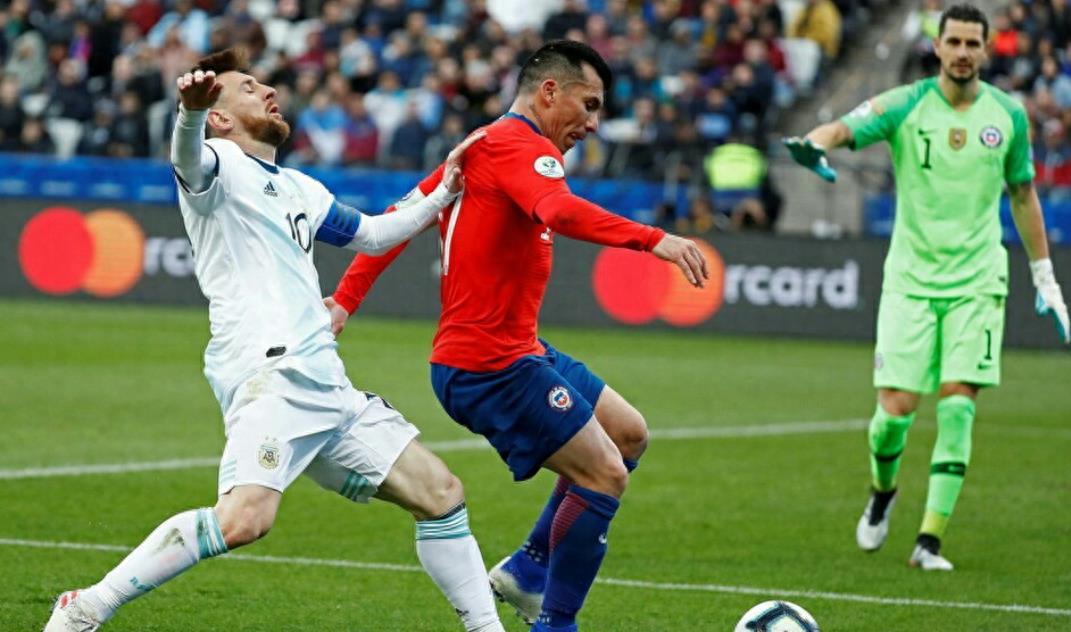 美洲杯三四名比赛中阿根廷球员梅西被主裁判红牌罚下