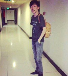 ​前斗鱼一哥电棍带伤上阵，化身“太空舱”直播第一人！