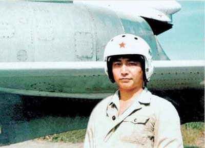 ​飞行员王伟坠机时，战友赵宇全程目睹却未反击，事后被授予一等功