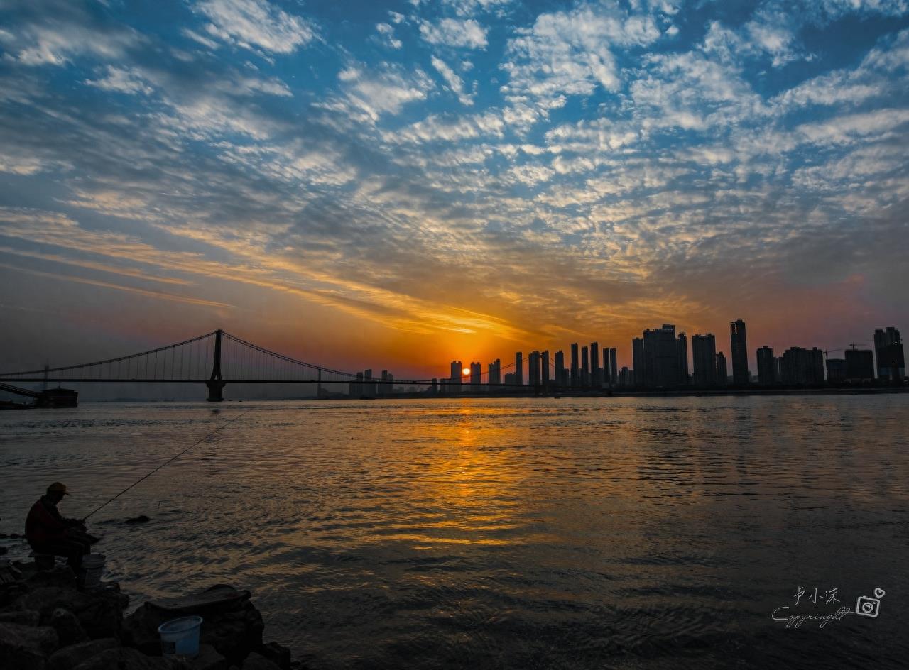 汉口江滩位于湖北省武汉市江岸区，是武汉市著名的风景游览胜地