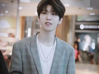 ​范丞丞妈妈曝光，俩人五官极其相似！网友：这一看就是亲生的