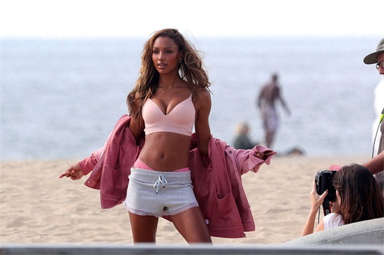 Jasmine Tookes海滩拍摄时尚大片,网友:她是海滩上最美的风景