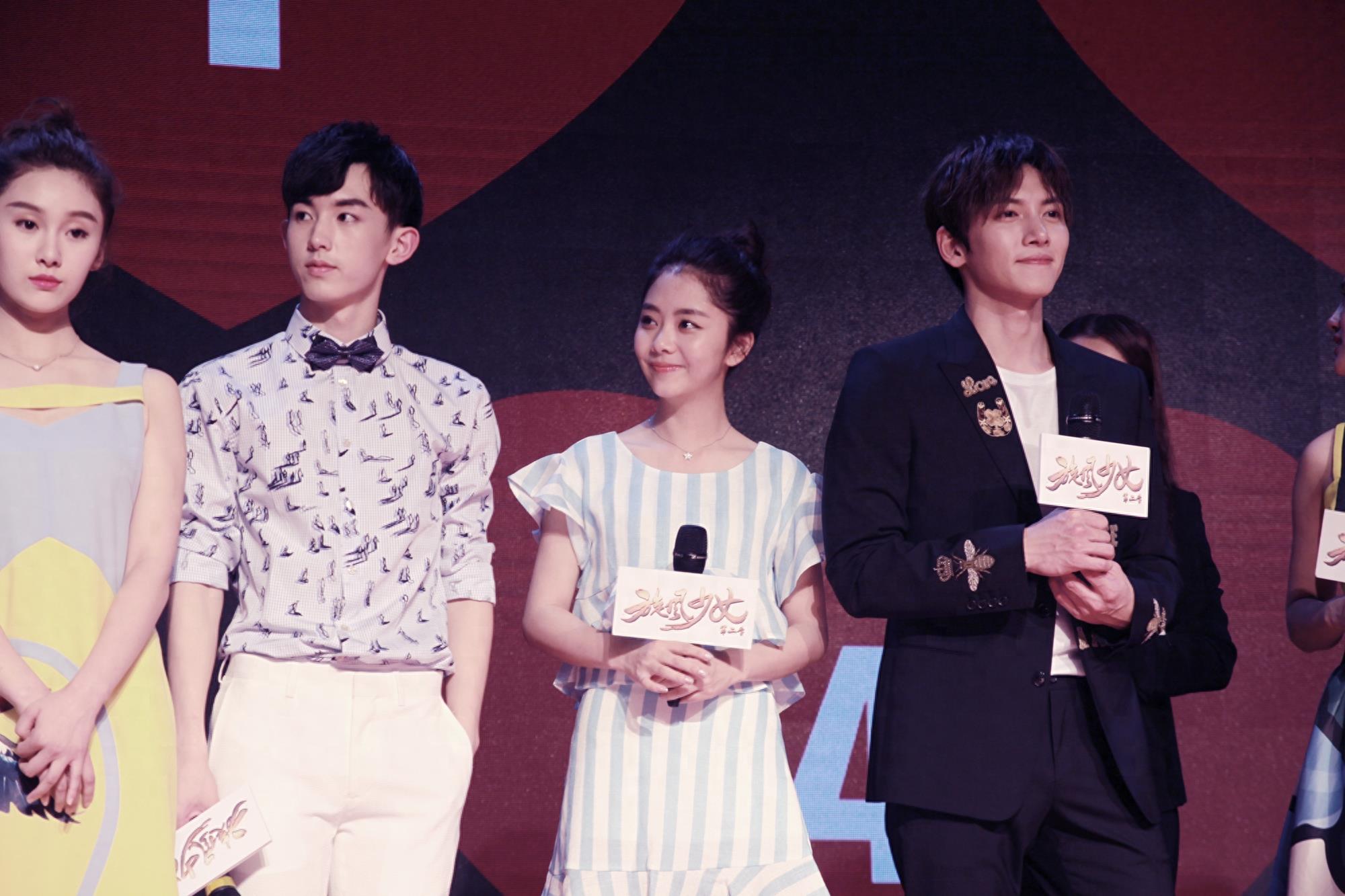 谭松韵出席《旋风少女2》发布会 清新俏皮亲和力十足~