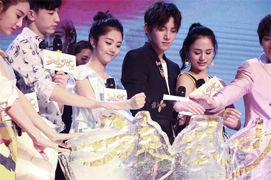 谭松韵出席《旋风少女2》发布会 清新俏皮亲和力十足~