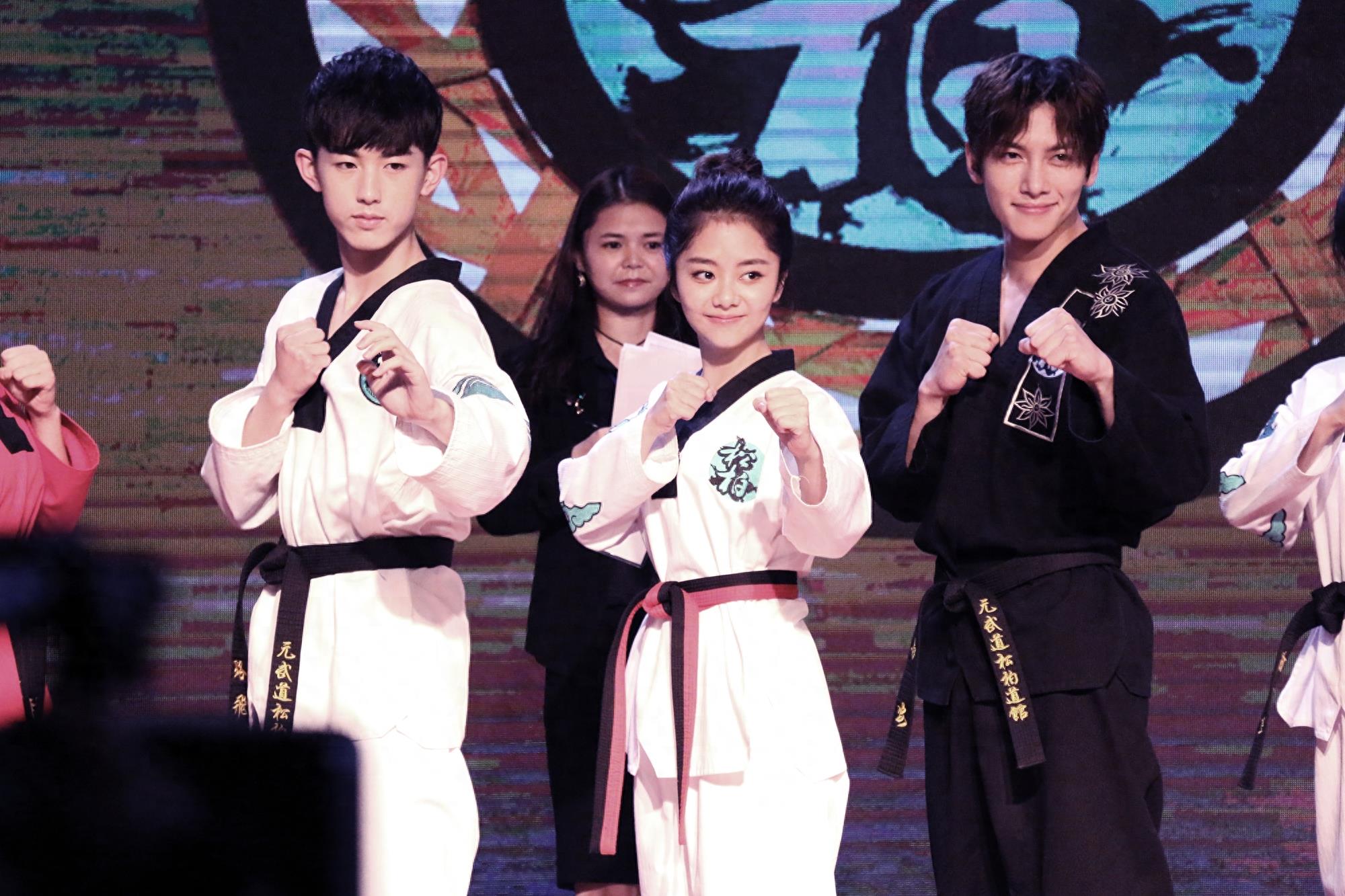 谭松韵出席《旋风少女2》发布会 清新俏皮亲和力十足~