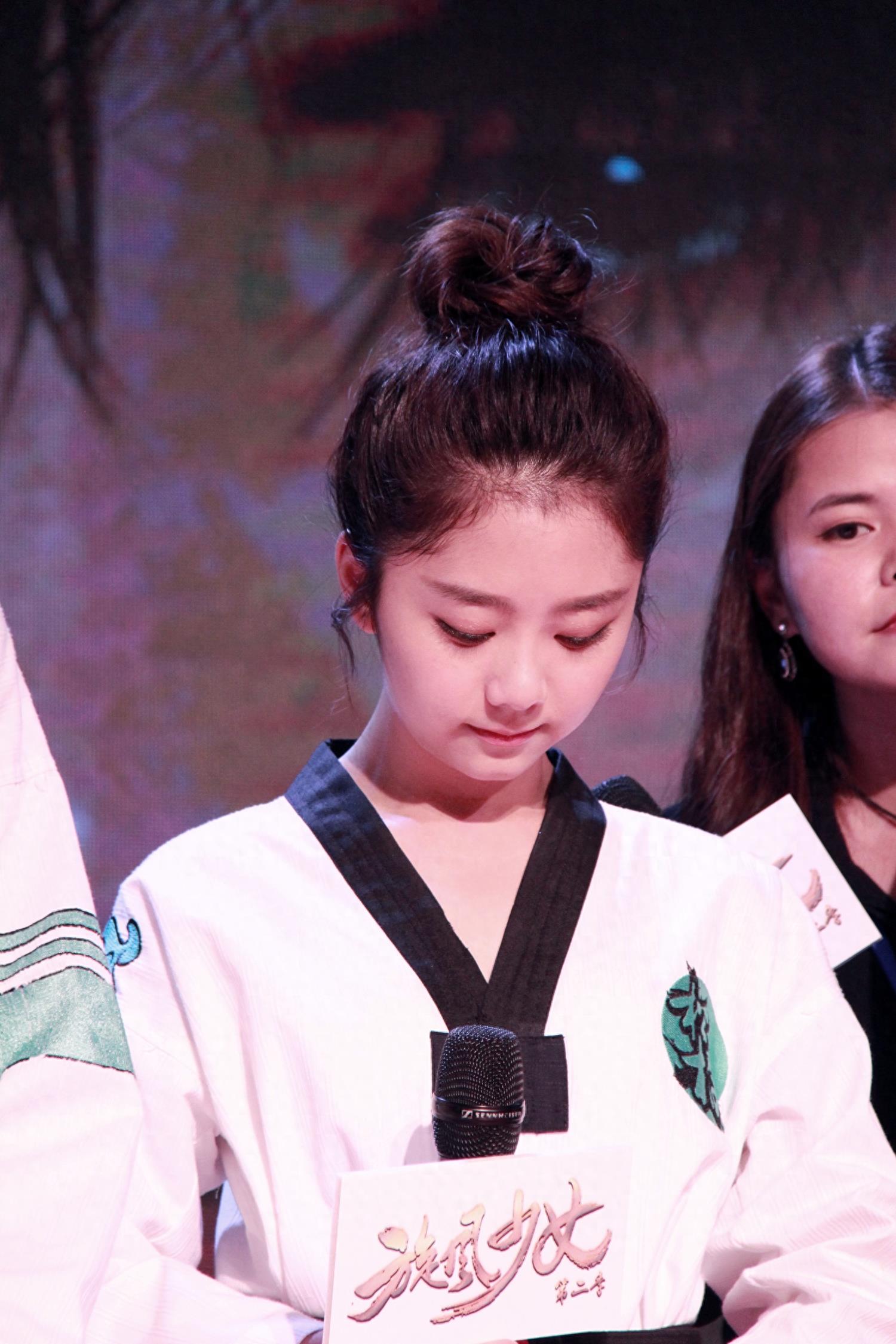 谭松韵出席《旋风少女2》发布会 清新俏皮亲和力十足~