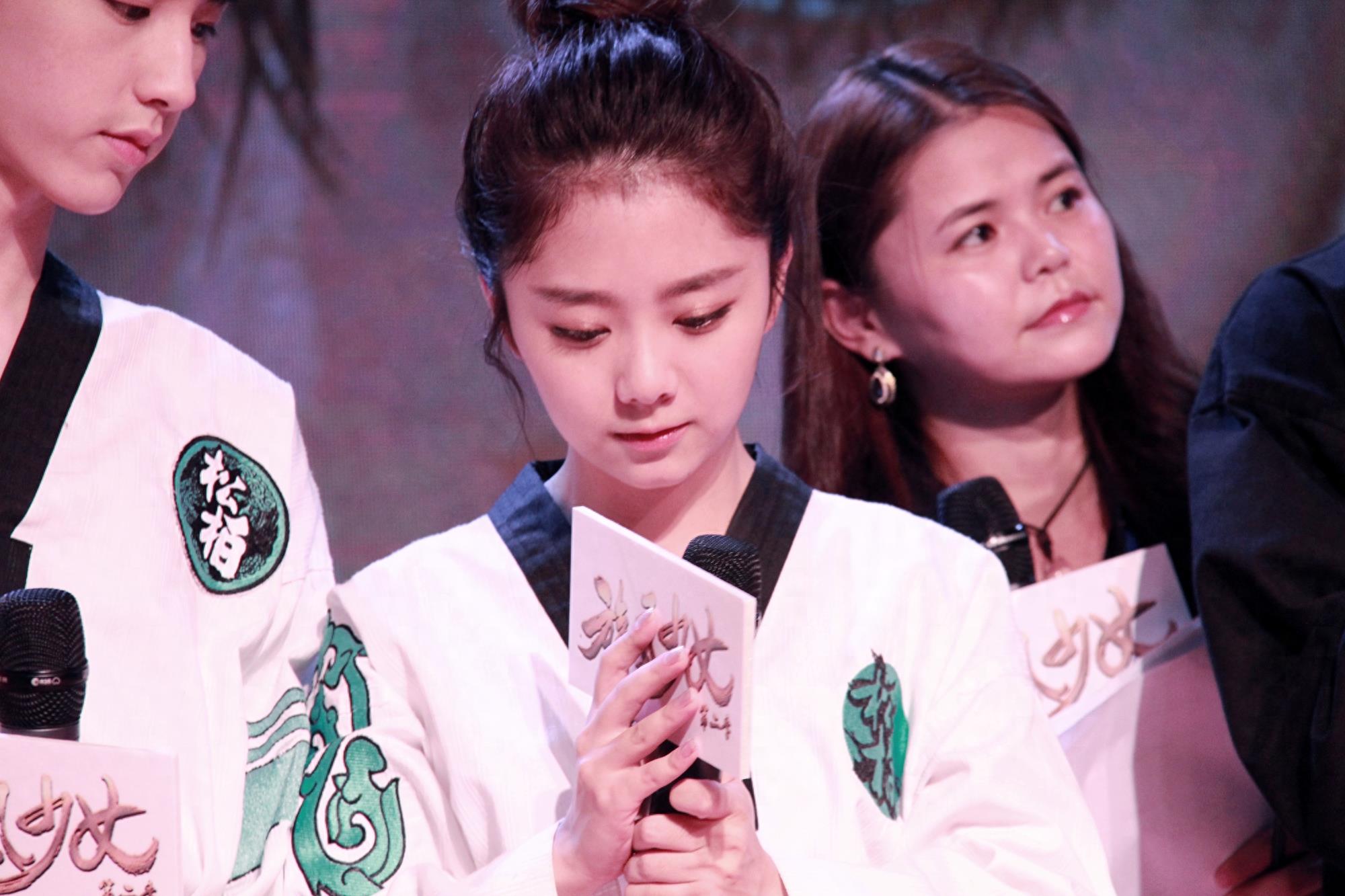 谭松韵出席《旋风少女2》发布会 清新俏皮亲和力十足~