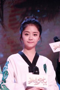 ​谭松韵出席《旋风少女2》发布会 清新俏皮亲和力十足~