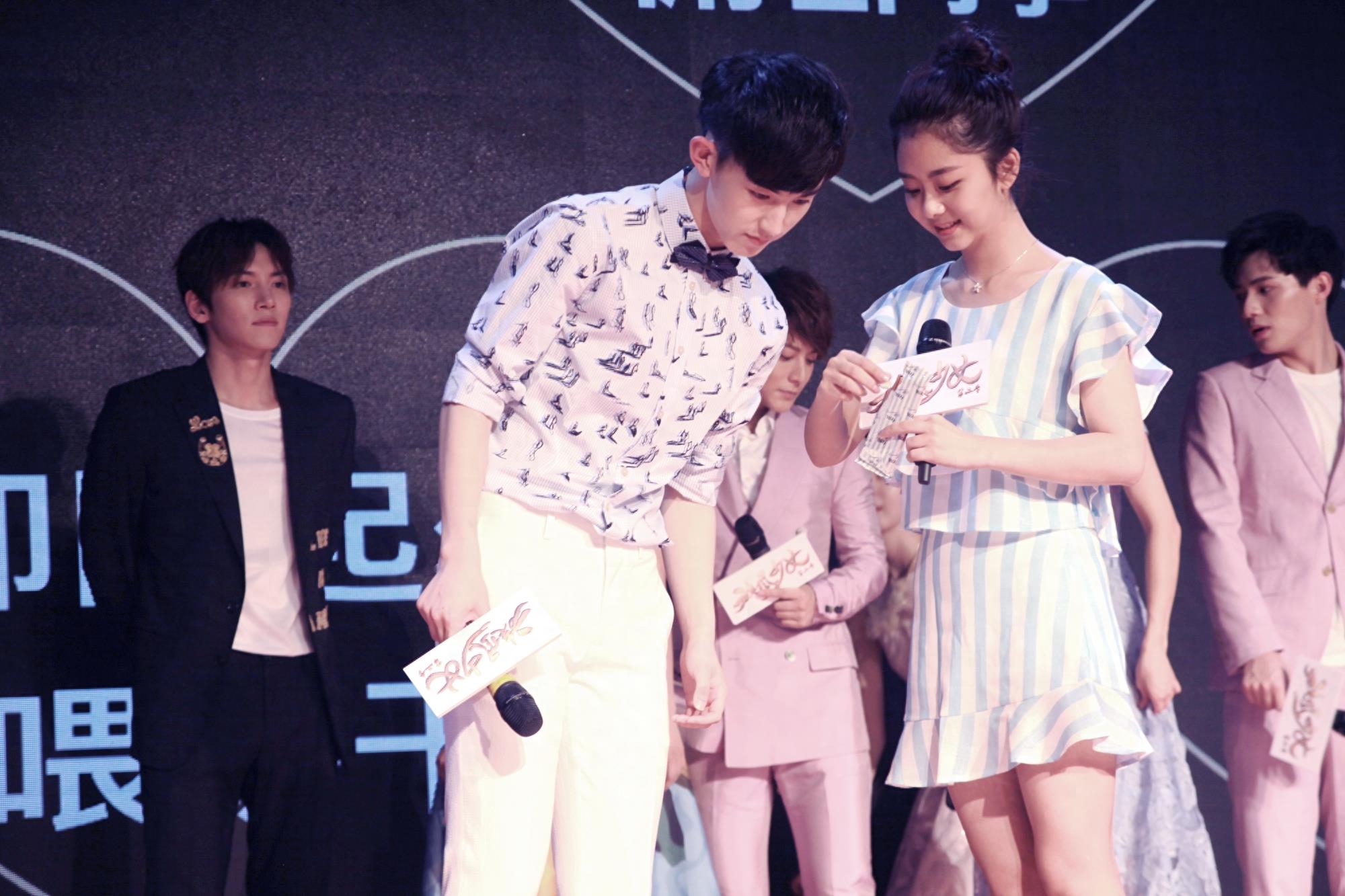 谭松韵出席《旋风少女2》发布会 清新俏皮亲和力十足~