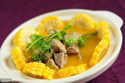 ​玉米排骨汤要炖多久？一小时即可脱骨，两小时便肉质松软