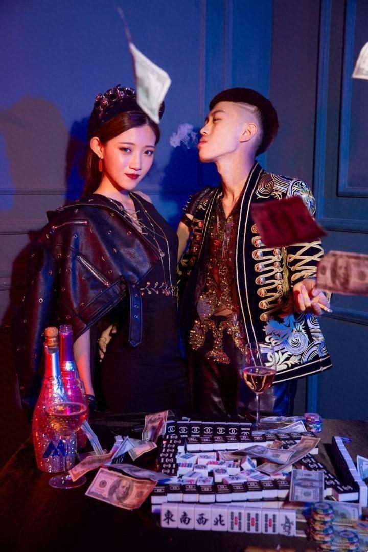 小伊伊和社会摇男神牌牌琦写真照，难道这就是传说中大哥的女人