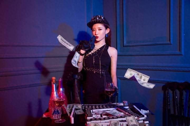 小伊伊和社会摇男神牌牌琦写真照，难道这就是传说中大哥的女人