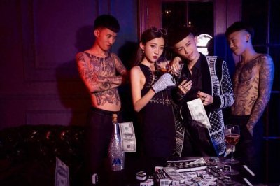 ​小伊伊和社会摇男神牌牌琦写真照，难道这就是传说中大哥的女人