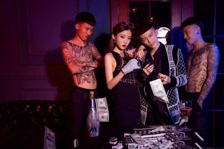 小伊伊和社会摇男神牌牌琦写真照，难道这就是传说中大哥的女人