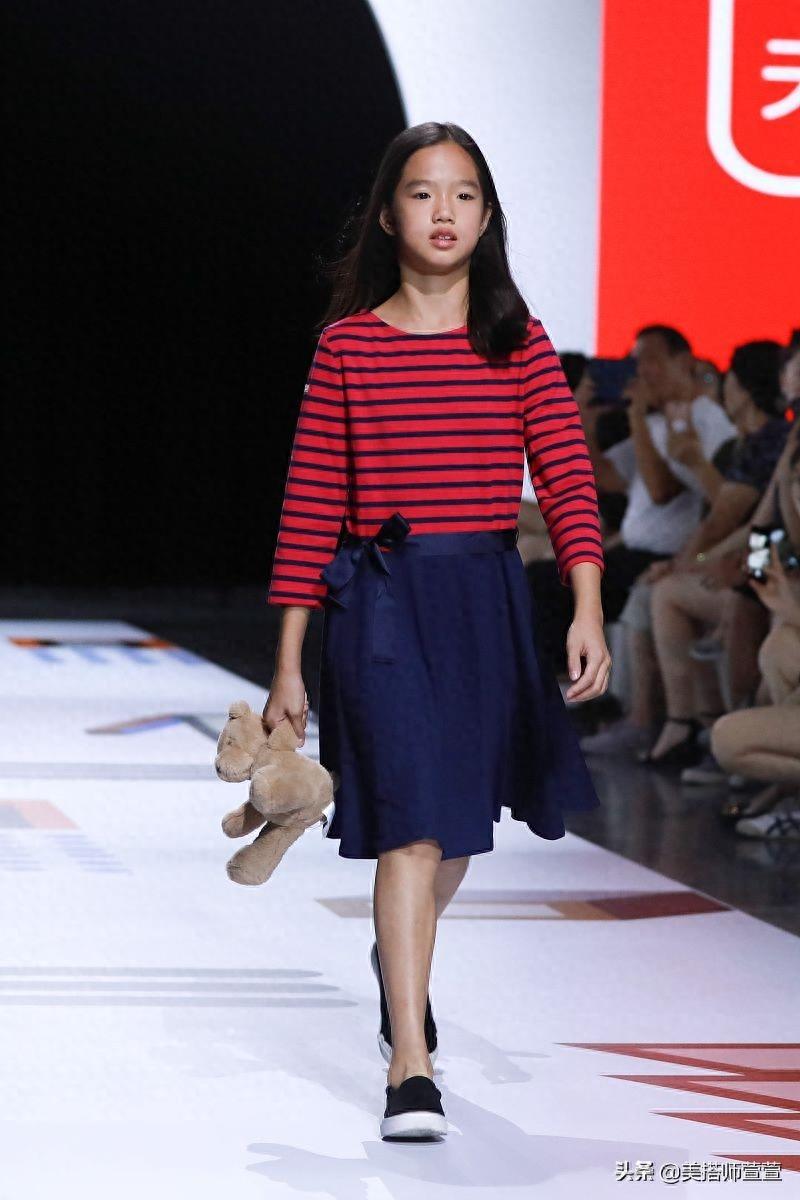 小美女！女儿严子晴化身模特T台走秀，妈妈钟丽缇台下比心打气