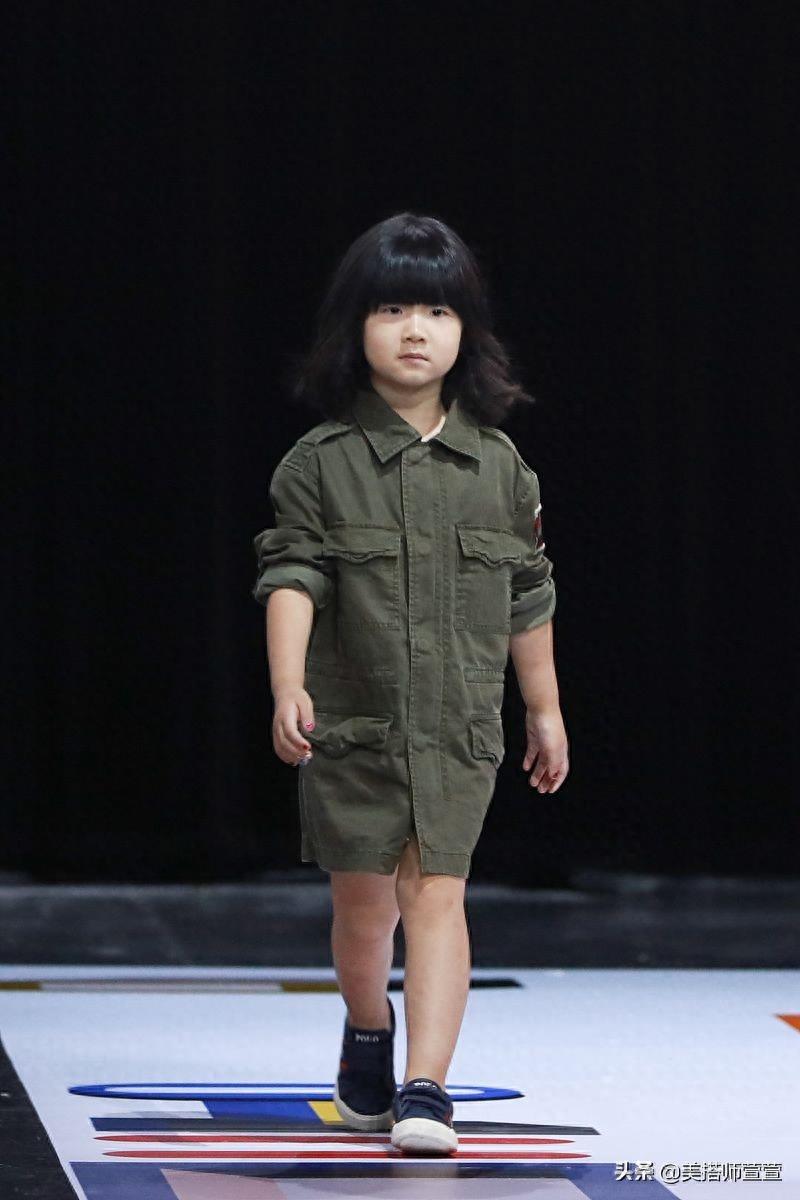 小美女！女儿严子晴化身模特T台走秀，妈妈钟丽缇台下比心打气