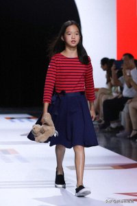 ​小美女！女儿严子晴化身模特T台走秀，妈妈钟丽缇台下比心打气