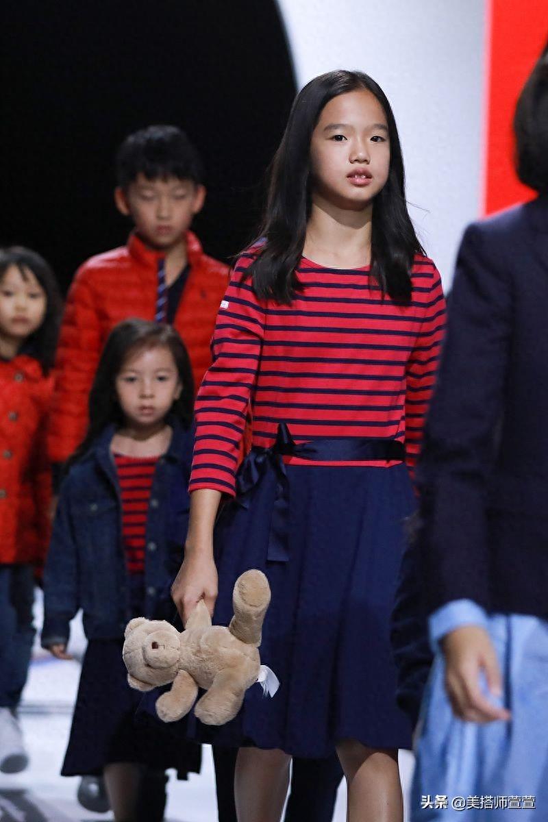 小美女！女儿严子晴化身模特T台走秀，妈妈钟丽缇台下比心打气