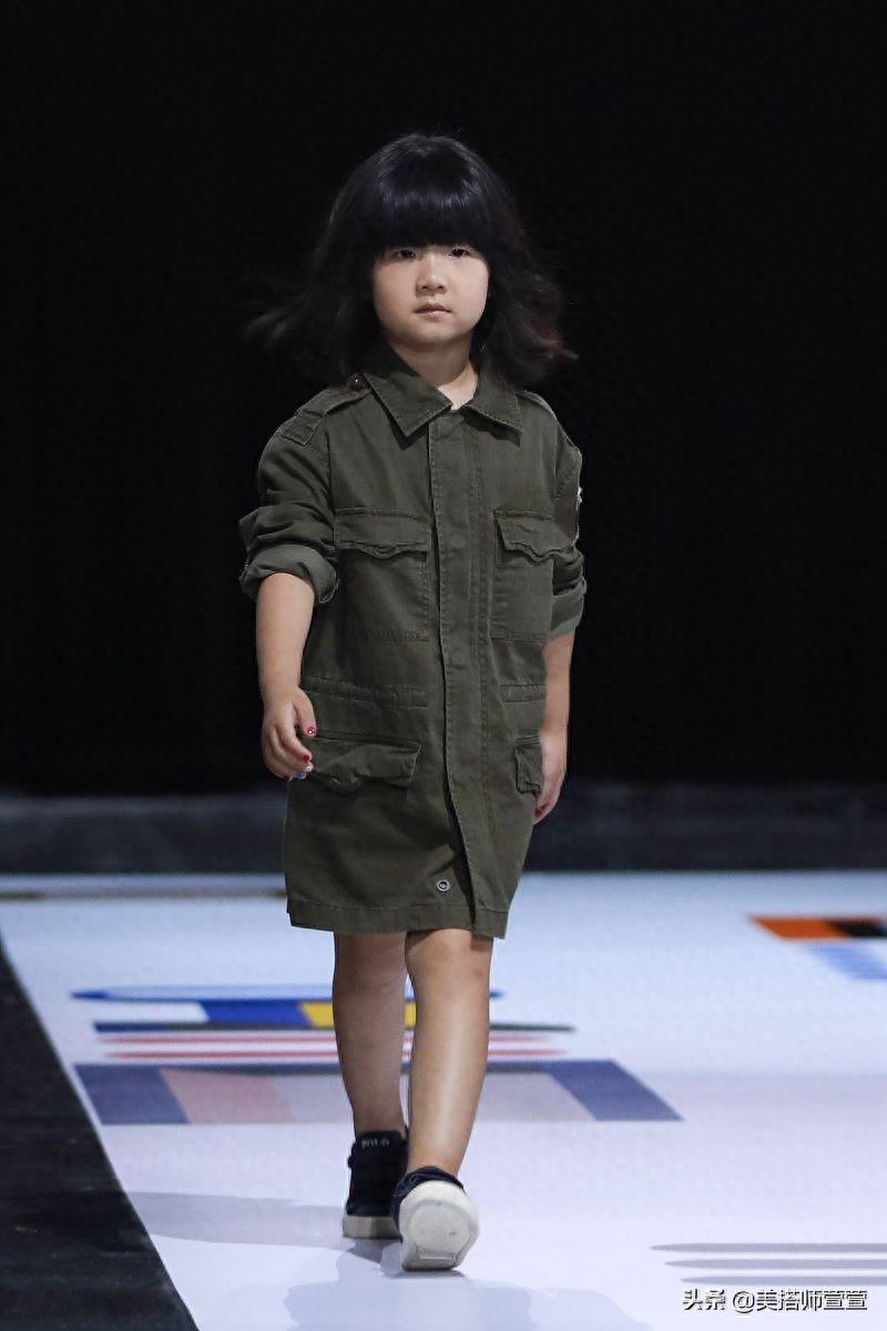 小美女！女儿严子晴化身模特T台走秀，妈妈钟丽缇台下比心打气