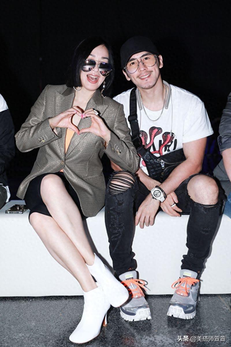 小美女！女儿严子晴化身模特T台走秀，妈妈钟丽缇台下比心打气