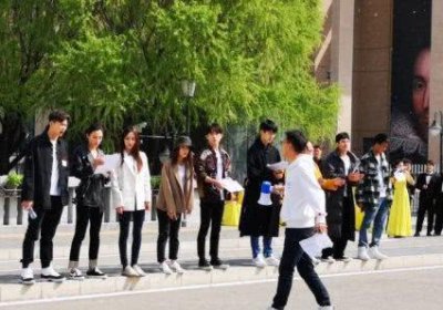 ​网友在中戏偶遇易烊千玺