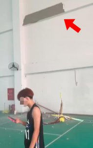 ​吉林一中学体育馆墙皮脱落疑砸伤学生，知情人：未及时疏散人群，还让学生继续