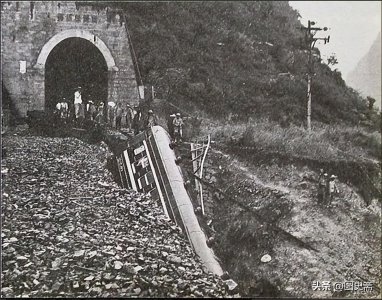 ​1981年，奶奶包隧道坠桥事故的现场照片