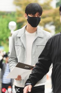 ​李敏镐入伍正式开始服兵役 大批粉丝守候表达不舍