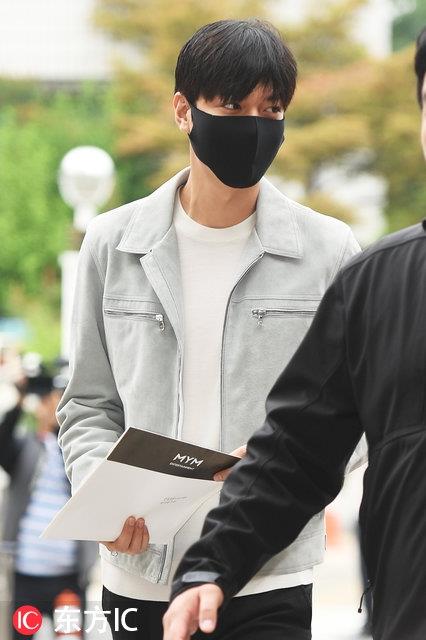 李敏镐入伍正式开始服兵役 大批粉丝守候表达不舍