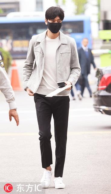 李敏镐入伍正式开始服兵役 大批粉丝守候表达不舍