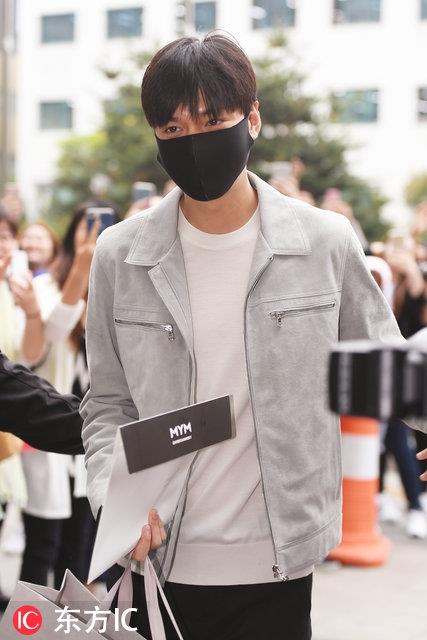 李敏镐入伍正式开始服兵役 大批粉丝守候表达不舍