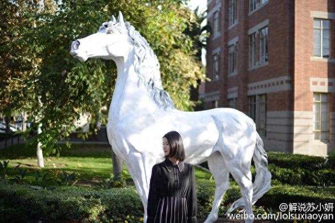 LOL解说苏小妍微博最新靓照  第三张明显是得罪摄影师了