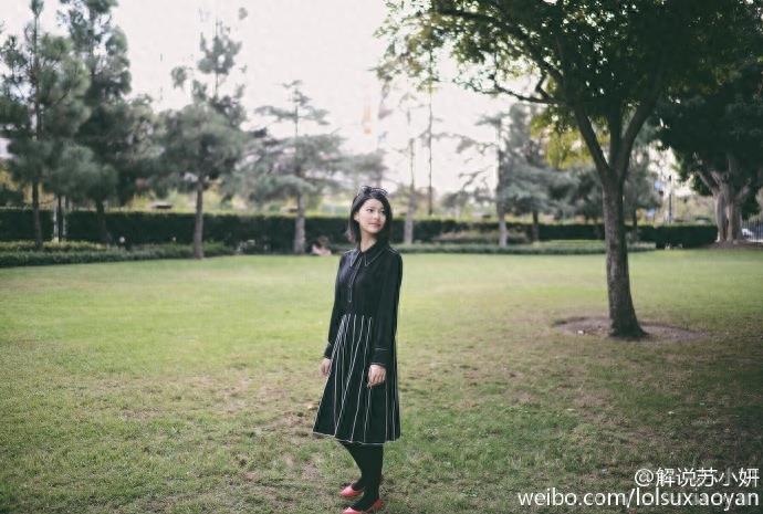 LOL解说苏小妍微博最新靓照  第三张明显是得罪摄影师了